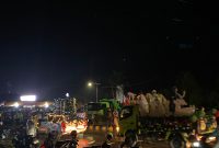 Polres Melawi melaksanakan pengamanan dan pengaturan arus lalu lintas pada kegiatan Karnaval Natal Oikumene Kabupaten Melawi Tahun 2025.