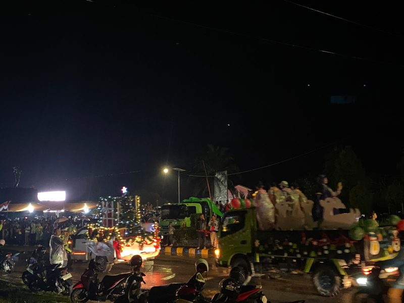 Polres Melawi melaksanakan pengamanan dan pengaturan arus lalu lintas pada kegiatan Karnaval Natal Oikumene Kabupaten Melawi Tahun 2025.