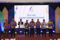 Kapolres Ketapang AKBP Muhammad Harris menerima penghargaan khusus dari AJK sebagai bentuk apresiasi atas sinergitas, dukungan, dan kemitraan yang terjalin baik antara Polres Ketapang dengan insan pers di wilayah Kabupaten Ketapang selama ini