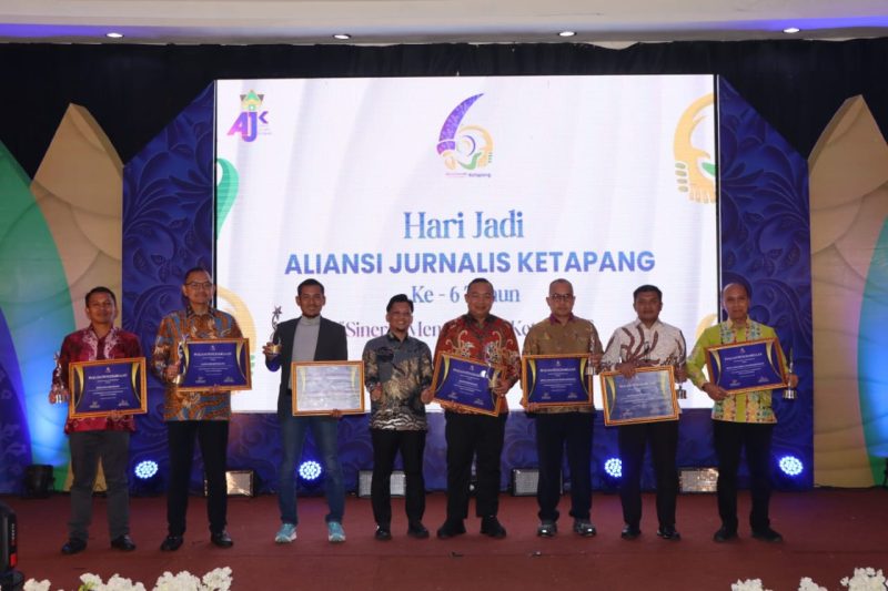 Kapolres Ketapang AKBP Muhammad Harris menerima penghargaan khusus dari AJK sebagai bentuk apresiasi atas sinergitas, dukungan, dan kemitraan yang terjalin baik antara Polres Ketapang dengan insan pers di wilayah Kabupaten Ketapang selama ini