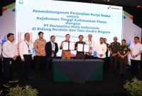 Perwakilan Kejati Kaltim bersama manajemen PT Pertamina Hulu Indonesia dan PT Pertamina Patra Niaga memperlihatkan dokumen kerja sama penanganan masalah hukum Perdata dan TUN usai penandatanganan di Balikpapan.