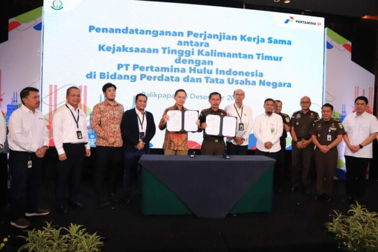 Perwakilan Kejati Kaltim bersama manajemen PT Pertamina Hulu Indonesia dan PT Pertamina Patra Niaga memperlihatkan dokumen kerja sama penanganan masalah hukum Perdata dan TUN usai penandatanganan di Balikpapan.