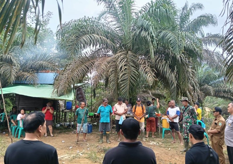 Masyarakat Dusun Sebandang, Desa Lumut, Kecamatan Toba melaksanakan kegiatan Ritual Adat Dayak Ngudas 