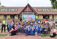 Anggota kepolisian Melawi melaksanakan kegiatan Edukasi di TK Dharma wanita dan TK Sun Flower nanga pinoh