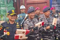 Konferensi pers penangkapan 2 kontainer berisi sekitar 20,3 juta batang rokok ilegal asal Kamboja di Pelabuhan Dwikora Pontianak, Jalan Pak Kasih, Pontianak, Kalbar, Kamis (11/12/2025).