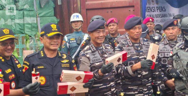 Konferensi pers penangkapan 2 kontainer berisi sekitar 20,3 juta batang rokok ilegal asal Kamboja di Pelabuhan Dwikora Pontianak, Jalan Pak Kasih, Pontianak, Kalbar, Kamis (11/12/2025).