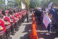 Simulasi pengamanan demonstrasi di Jalan Rahadi Usman, Pontianak, Kalbar, Jumat (12/12/2025).