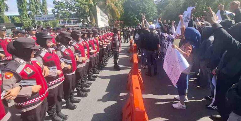 Simulasi pengamanan demonstrasi di Jalan Rahadi Usman, Pontianak, Kalbar, Jumat (12/12/2025).