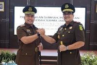 Kepala Kejaksaan Tinggi Kalimantan Barat, Emilwan Ridwan, saat melantik Ricky Febriandi sebagai Kepala Kejaksaan Negeri (Kajari) Ketapang. 