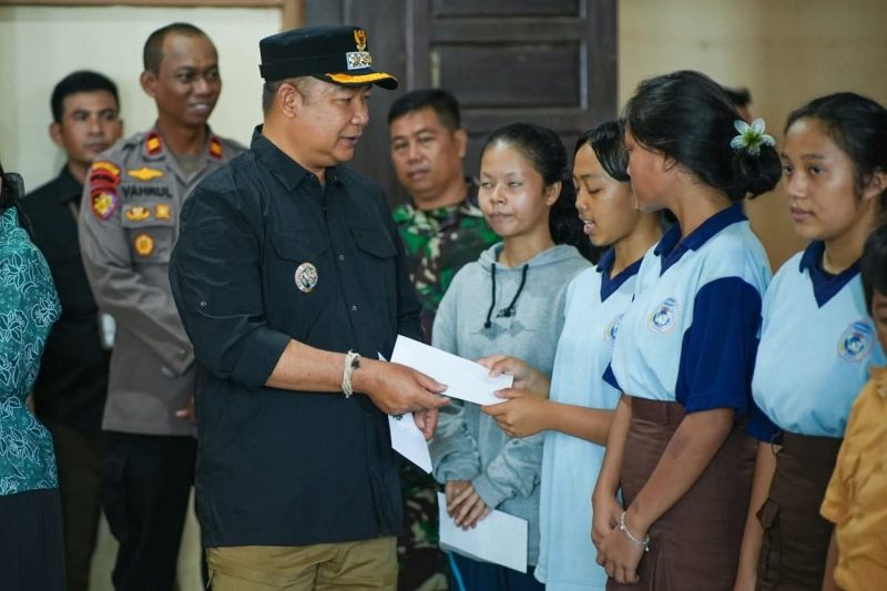 Bupati Ketapang menyerahkan bantuan seragam sekolah dan perlengkapan alat tulis kepada pelajar yang membutuhkan