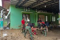 Sebanyak 23 personel Brigif 25/Siwah diterjunkan guna membantu memulihkan kondisi puskesmas yang terdampak banjir agar dapat kembali berfungsi secara optimal. Kegiatan pembersihan meliputi ruang pelayanan, ruang perawatan, halaman puskesmas, serta saluran air yang dipenuhi lumpur dan material sisa banjir.