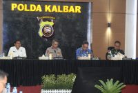 Rapat Koordinasi Lintas Sektoral Operasi Kepolisian Terpusat “Lilin Kapuas-2025” dalam rangka pengamanan perayaan Natal 2025 dan Tahun Baru 2026 di wilayah hukum Polda Kalbar. 