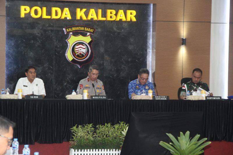 Rapat Koordinasi Lintas Sektoral Operasi Kepolisian Terpusat “Lilin Kapuas-2025” dalam rangka pengamanan perayaan Natal 2025 dan Tahun Baru 2026 di wilayah hukum Polda Kalbar. 