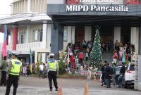 Satuan Tugas Ops Lilin Kapuas 2025 Polda Kalimantan Barat melaksanakan pengamanan dan pelayanan secara intensif di beberapa gereja 