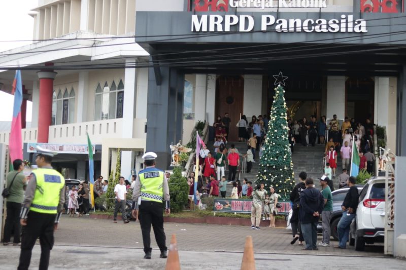 Satuan Tugas Ops Lilin Kapuas 2025 Polda Kalimantan Barat melaksanakan pengamanan dan pelayanan secara intensif di beberapa gereja 