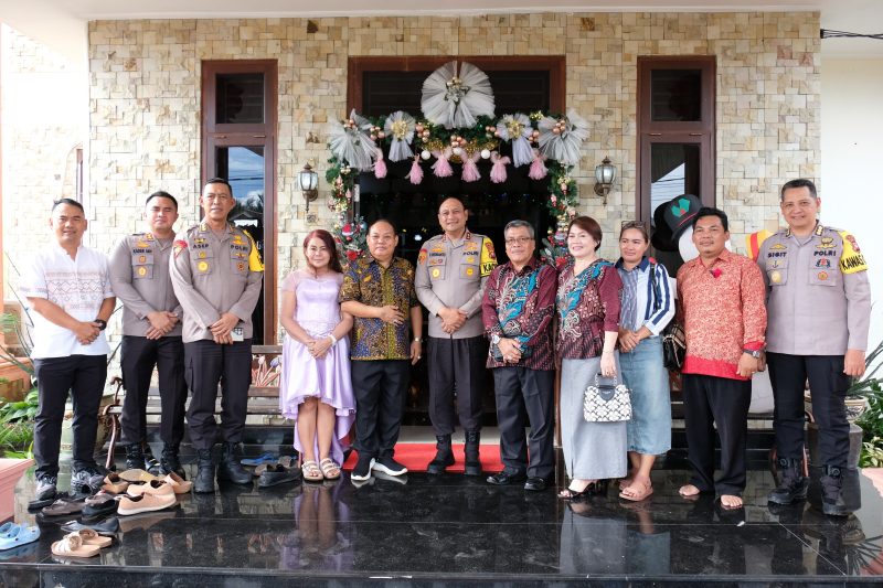 Kapolda Kalimantan Barat, Irjen Pol Dr. Pipit Rismanto, S.I.K., M.H., melaksanakan kunjungan silaturahmi ke kediaman Yakobus Kumis, Sekretaris Jenderal (Sekjen) Majelis Adat Dayak Nasional (MADN). 