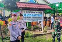 Kapolsek Simpang Hulu IPTU Vahrul Febrianto bersama anggota melaksanakan kegiatan pengamanan Ibadah Misa Natal pada Kamis, 25 Desember 2025, bertempat di Gereja Katolik Santo Martinus Balai Berkuak