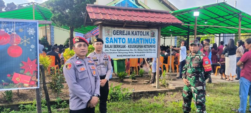Kapolsek Simpang Hulu IPTU Vahrul Febrianto bersama anggota melaksanakan kegiatan pengamanan Ibadah Misa Natal pada Kamis, 25 Desember 2025, bertempat di Gereja Katolik Santo Martinus Balai Berkuak