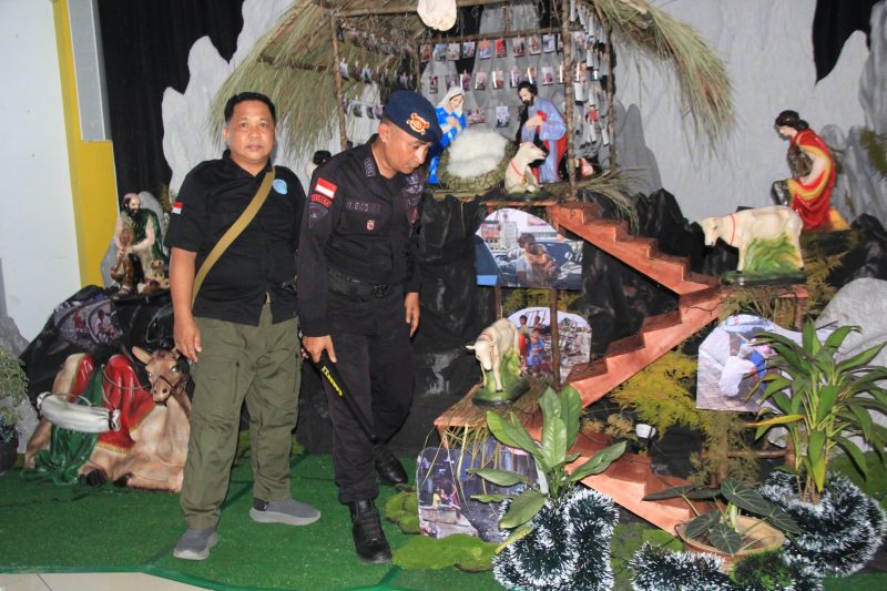 Satuan Brimob Polda Kalbar melakukan pengamanan ketat serta sterilisasi di berbagai titik rumah ibadah di wilayah Kota Pontianak dan Kabupaten Kubu Raya.