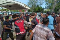 Satgas Preventif Operasi Lilin Kapuas 2025 dengan sigap membantu mengevakuasi seorang penumpang yang sedang sakit saat tiba di Pelabuhan Speedboat Sukadana