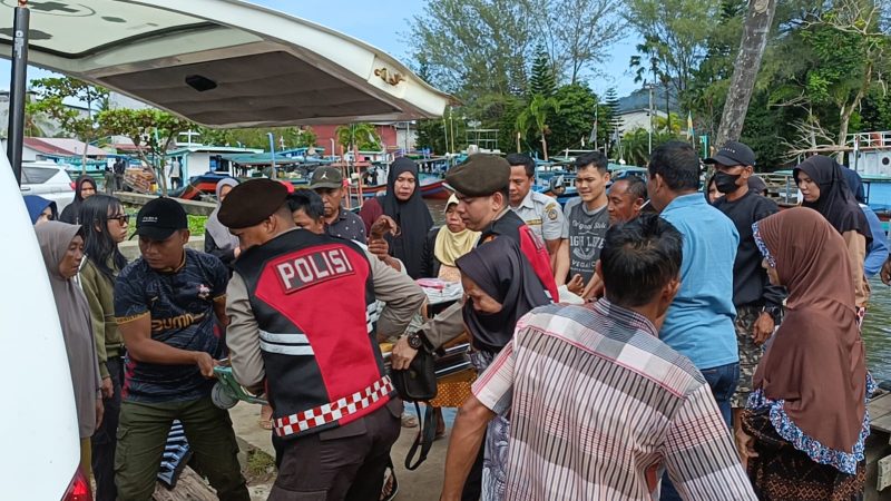 Satgas Preventif Operasi Lilin Kapuas 2025 dengan sigap membantu mengevakuasi seorang penumpang yang sedang sakit saat tiba di Pelabuhan Speedboat Sukadana