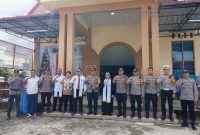 Kapolres Melawi AKBP Harris Batara Simbolon, S.I.K., S.H., M.Tr.Opsla, selaku Kepala Operasi Polres Melawi, melaksanakan pengamanan ibadah di gereja-gereja wilayah hukum Polres Melawi, Minggu (28/12/2025).

‎
