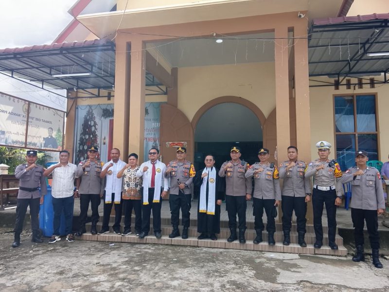 Kapolres Melawi AKBP Harris Batara Simbolon, S.I.K., S.H., M.Tr.Opsla, selaku Kepala Operasi Polres Melawi, melaksanakan pengamanan ibadah di gereja-gereja wilayah hukum Polres Melawi, Minggu (28/12/2025).

‎