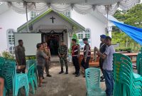 Personel Penjagaan Pos Pengamanan (Pos Pam) 82 Pasar Baru yang berlokasi di Jalan A. Yani, Kecamatan Delta Pawan, Kabupaten Ketapang, melaksanakan kegiatan patroli ke Gereja 