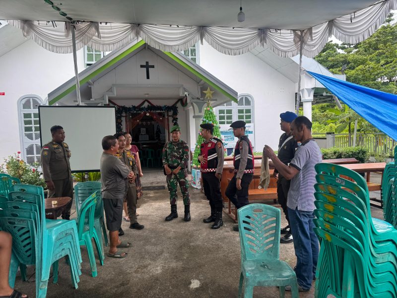 Personel Penjagaan Pos Pengamanan (Pos Pam) 82 Pasar Baru yang berlokasi di Jalan A. Yani, Kecamatan Delta Pawan, Kabupaten Ketapang, melaksanakan kegiatan patroli ke Gereja 