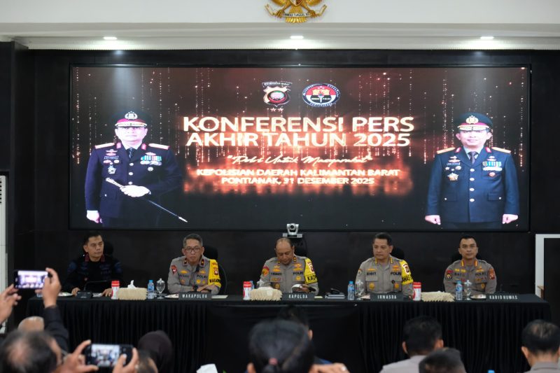 laporan kenaikan pangkat personel Polri periode 1 Januari 2026 yang berlangsung khidmat di Lapangan Jananuraga Mapolda Kalbar, Rabu (31/25). 