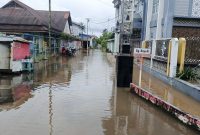 Banjir Rob akibat meluapnya sungai Kapuas di gang raya III hingga depan RSUD Soedarso Pontianak 08/12/2025. (Sumber Foto Aden NTVSatu.com)