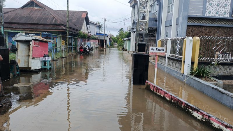 Banjir Rob akibat meluapnya sungai Kapuas di gang raya III hingga depan RSUD Soedarso Pontianak 08/12/2025. (Sumber Foto Aden NTVSatu.com)