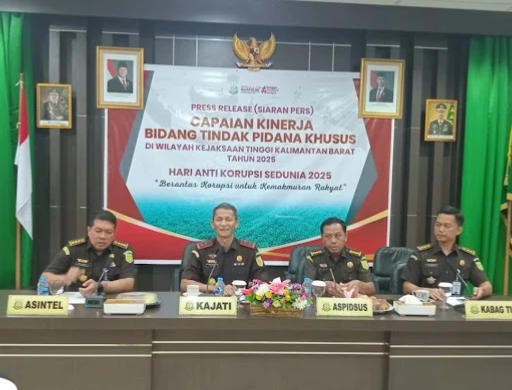 Kejaksaan Tinggi Kalimantan Barat memaparkan capaian kinerja penanganan perkara Tindak Pidana Korupsi oleh Kepala Kejaksaan Tinggi Kalimantan Barat Dr. Emilwan Ridwan, Selasa (09/12/2025)