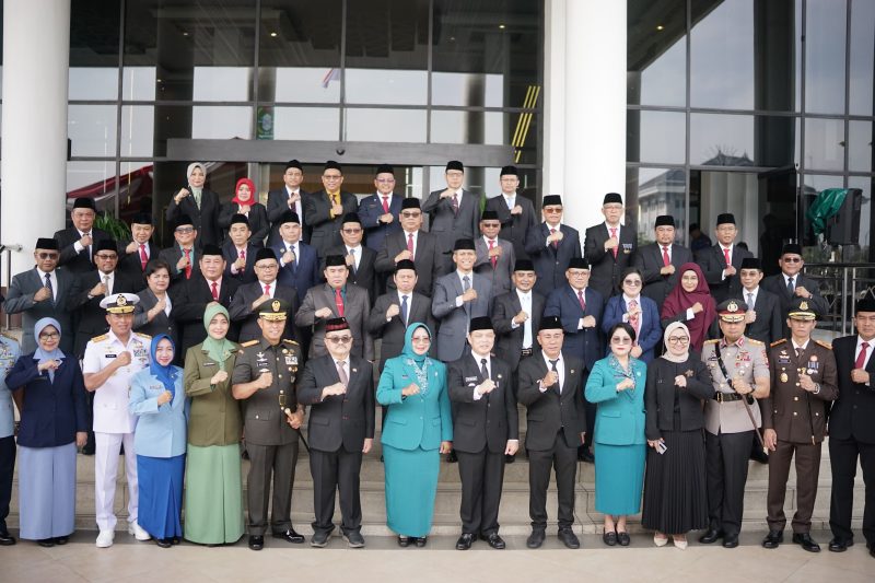 Kapolda Kalimantan Barat, Irjen Pol Dr. Pipit Rismanto, S.I.K., M.H., Berfoto bersama unsur Forkopimda Kalbar setelah pelaksanaan upacara bendera dalam rangka memperingati Hari Ulang Tahun (HUT) ke-69 Pemerintah Provinsi Kalimantan Barat