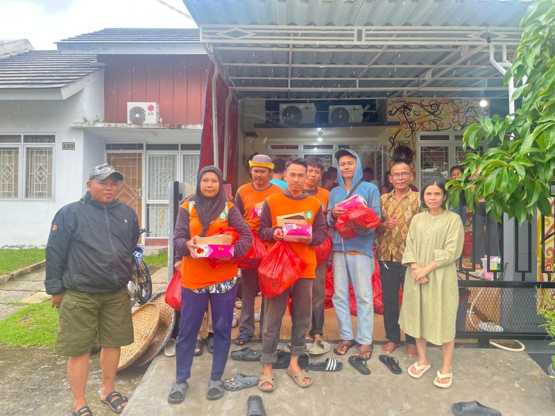 Banyuke Family melaksanakan bakti sosial berbagi kasih bersama masyarakat sambut natal dan tahun Baru 2026, di Citra Maja Lebak, Banten 1/1/2026. 