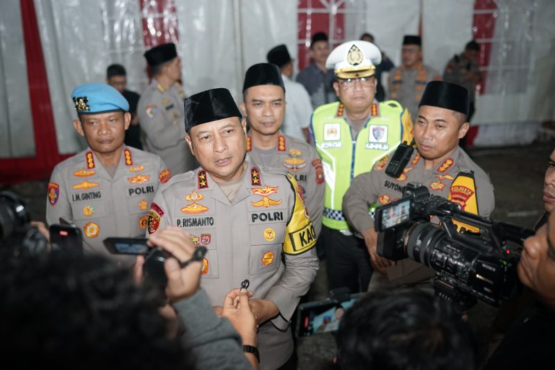 Irjen Pol. Dr. Pipit Rismanto, S.I.K., M.H. melaksanakan zoom meeting bersama Kapolri terkait monitoring situasi keamanan dan ketertiban masyarakat (sitkamtibmas) jelang malam pergantian Tahun Baru 2026