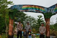 ‎Personil Polres Melawi terus melakukan patroli rutin di sejumlah tempat wisata yang ramai dikunjungi wisatawan dan tempat-tempat lain yang menjadi favorit masyarakat