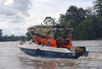 Tim gabungan dan masyarakat Desa Semadin melaksanakan pencarian terhadap seorang warga yang diduga tenggelam di Sungai Melawi