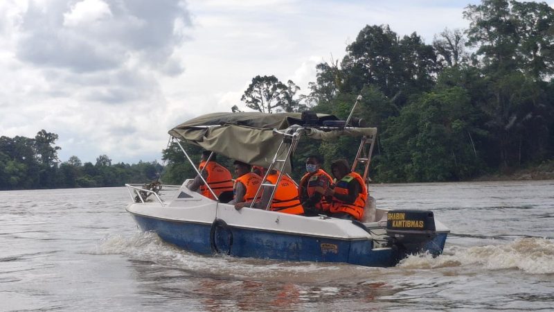 Tim gabungan dan masyarakat Desa Semadin melaksanakan pencarian terhadap seorang warga yang diduga tenggelam di Sungai Melawi