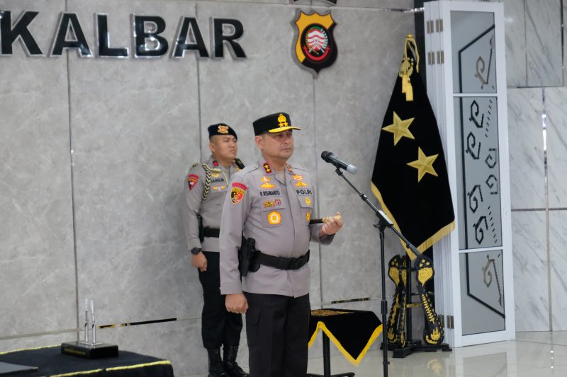Irjen Pol Dr. Pipit Rismanto, S.I.K., M.H., memimpin langsung upacara Serah Terima Jabatan (Sertijab) sejumlah Pejabat Utama (PJU) dan Kapolres jajaran di lingkungan Polda Kalbar.