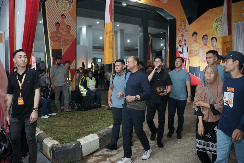 Kapolda Kalimantan Barat, Irjen Pol Dr. Pipit Rismanto, S.I.K., M.H., hadir meninjau deretan stan UMKM dengan didampingi Ketua Bhayangkari Daerah Kalbar serta para Pejabat Utama (PJU) Polda Kalbar.