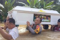 Tim gabungan melaksanakan evakuasi dua jenazah warga Kecamatan Entikong yang sempat terhambat akibat genangan banjir di wilayah Kecamatan Beduai, Kabupaten Sanggau, Minggu pagi.