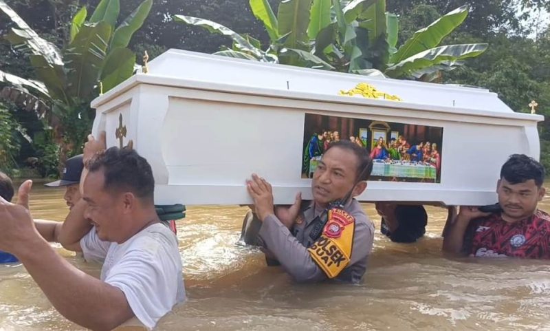 Tim gabungan melaksanakan evakuasi dua jenazah warga Kecamatan Entikong yang sempat terhambat akibat genangan banjir di wilayah Kecamatan Beduai, Kabupaten Sanggau, Minggu pagi.