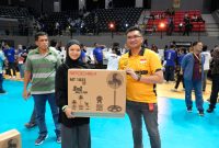 Pemberian hadiah pengundian doorprize kepada suporter berupa kipas angin saat menonton ajang Proliga 2026 di GOR Terpadu Pontianak, Minggu 11/1/2026.