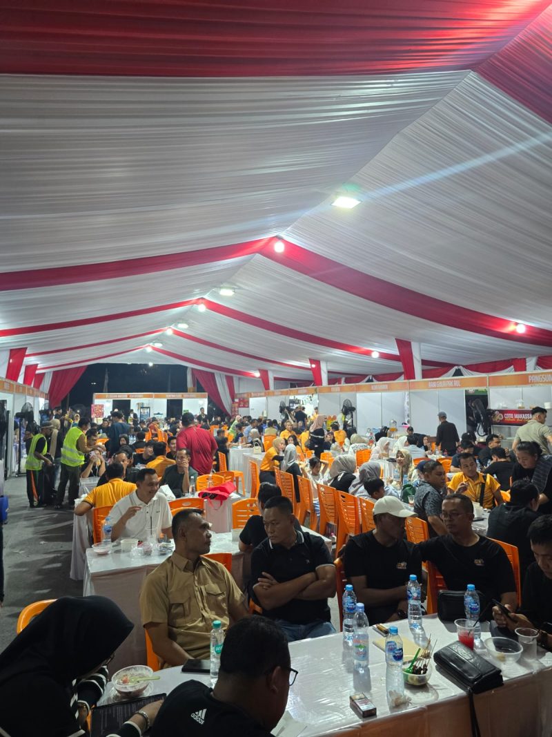 ‎Ribuan penonton tampak antusias menyaksikan pertandingan sembari menikmati aneka kuliner dan produk lokal di stan UMKM yang tersedia di sekitar lokasi, GOR Terpadu Pontianak dalam gelaran Proliga 2026