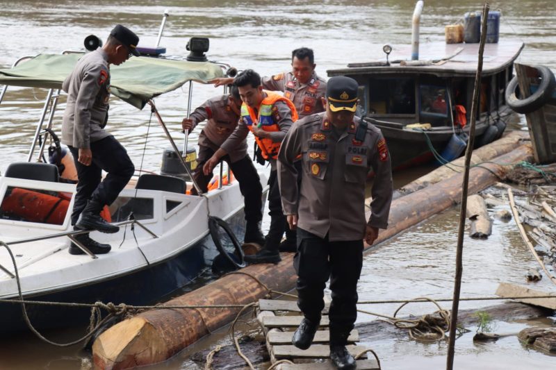 Waka Polres Melawi, Kompol Aang Permana, S.I.P., S.H., M.A.P., didampingi Kabag Ops dan Kasat Samapta Polres Melawi melaksanakan patroli perairan sungai Melawi pada Minggu (11/1/2026)