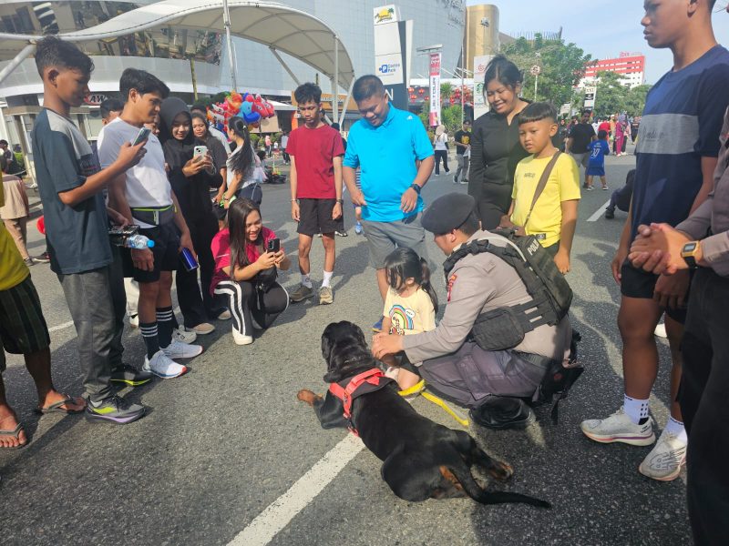 Suasana pagi di kawasan Car Free Day (CFD) Pontianak tampak berbeda dengan  Kehadiran Personel Unit K9 dari Direktorat Samapta Polda Kalimantan Barat
pada Minggu (18/1/2026) 