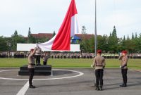 Kepolisian Daerah Kalimantan Barat menyelenggarakan upacara bendera dalam rangka memperingati Hari Kesadaran Nasional yang berlangsung khidmat di Lapangan Jananuraga