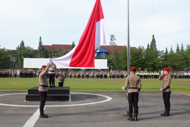 Kepolisian Daerah Kalimantan Barat menyelenggarakan upacara bendera dalam rangka memperingati Hari Kesadaran Nasional yang berlangsung khidmat di Lapangan Jananuraga