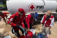PMI Kalbar menyalurkan air bersih ke permukiman warga di Kota Pontianak, Kalbar, Sabtu (31/1/2026).
